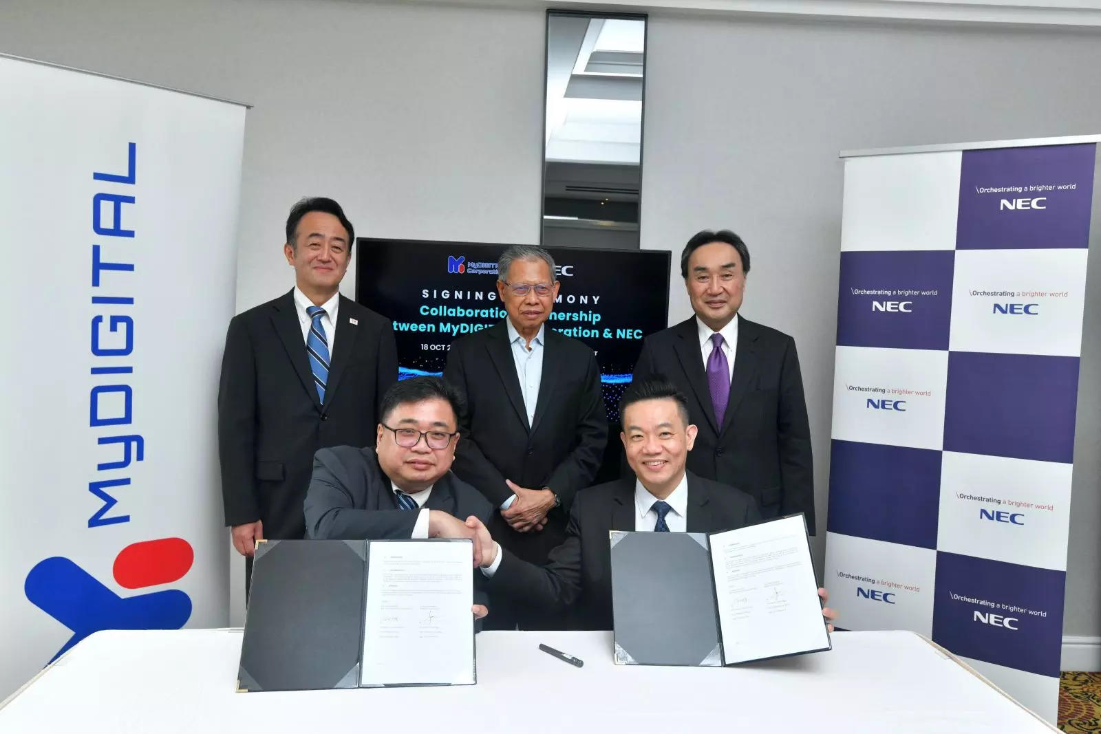   （从左到右）：MyDIGITAL Corporation 首席执行官 Fabian Bigar 和 NEC Malaysia 医学博士 Chong Kai Wooi 见证；  （从左至右）：日本驻马来西亚大使高桥胜彦、首相署（经济）部长拿督斯里穆斯塔帕穆罕默德和 NEC 公司全球业务部总裁熊谷明彦先生。