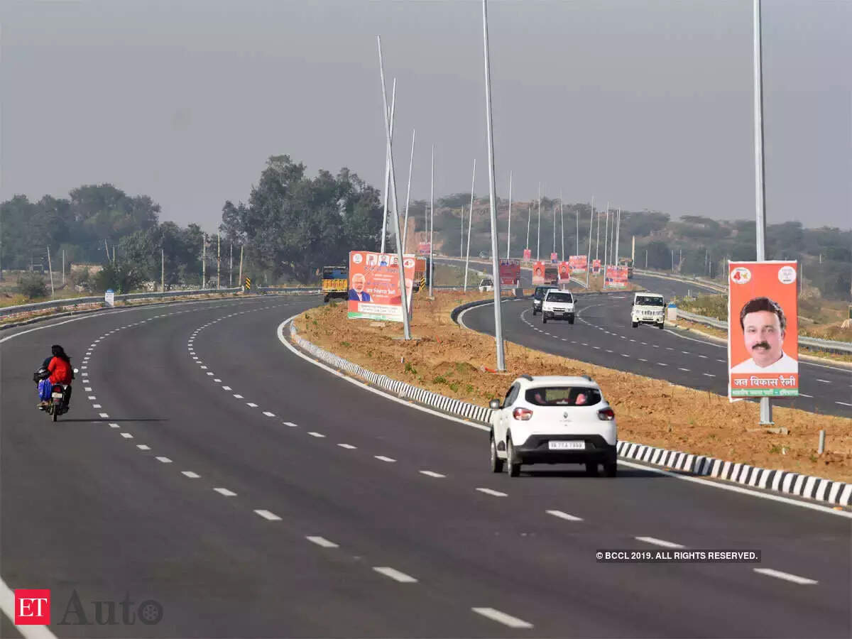  The growing presence of commuters deboarding vehicles coming from parallel lanes renders the junction as an accident spot in waiting.