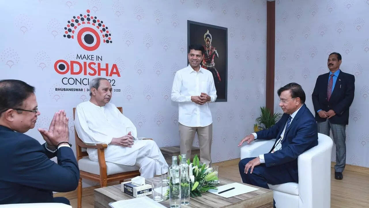  CM Naveen Patnaik with dignitaries at the conclave.