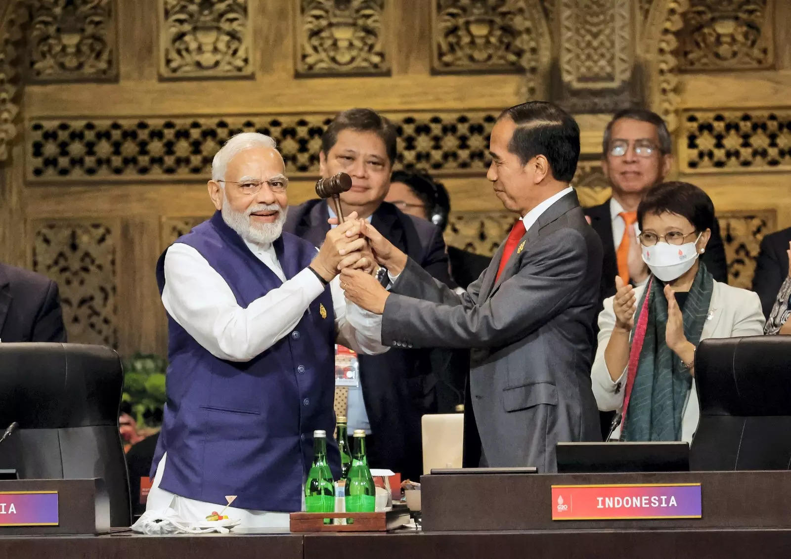     PM Modi (kiri);  Presiden Joko Widodo (kanan) 