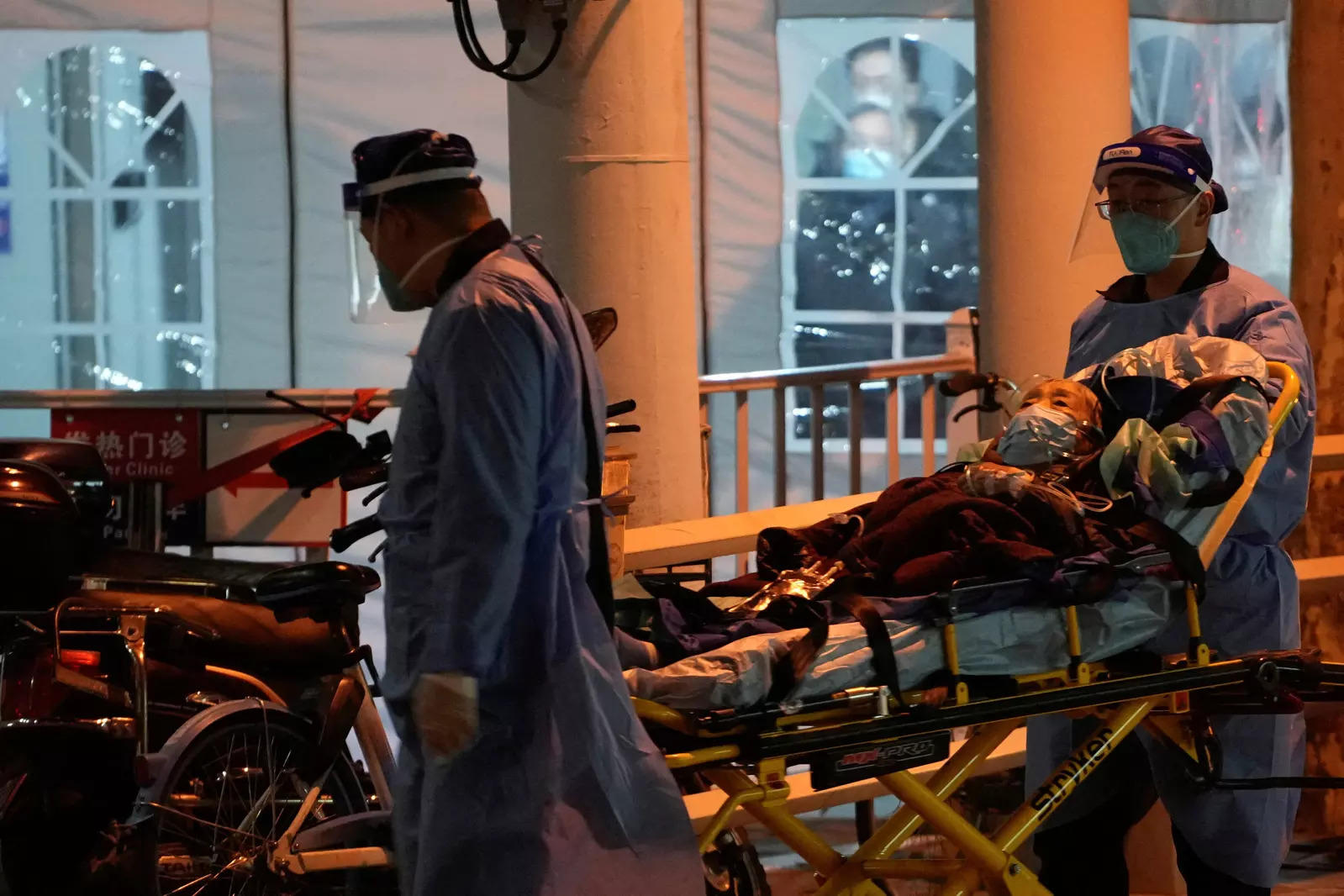  FIKE PHOTO: Medical staff moves a patient into a fever clinic at a hospital, as coronavirus disease (COVID-19) outbreaks continue in Shanghai, China, December 19, 2022. REUTERS/Aly Song