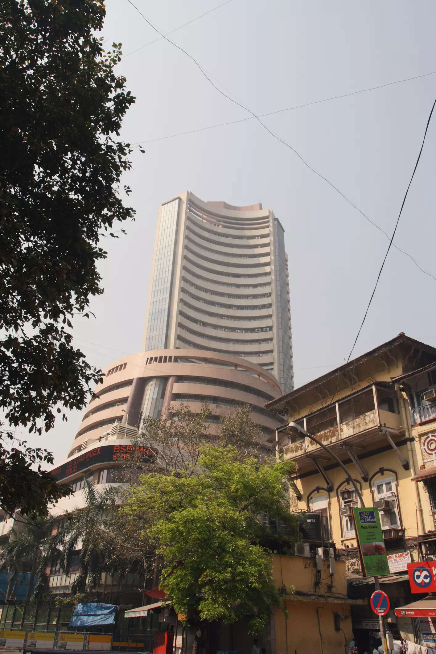  The Nifty 50 index closed 0.05% lower to 18,122.50 and the S&P BSE Sensex down 0.03% to 60,910.28.