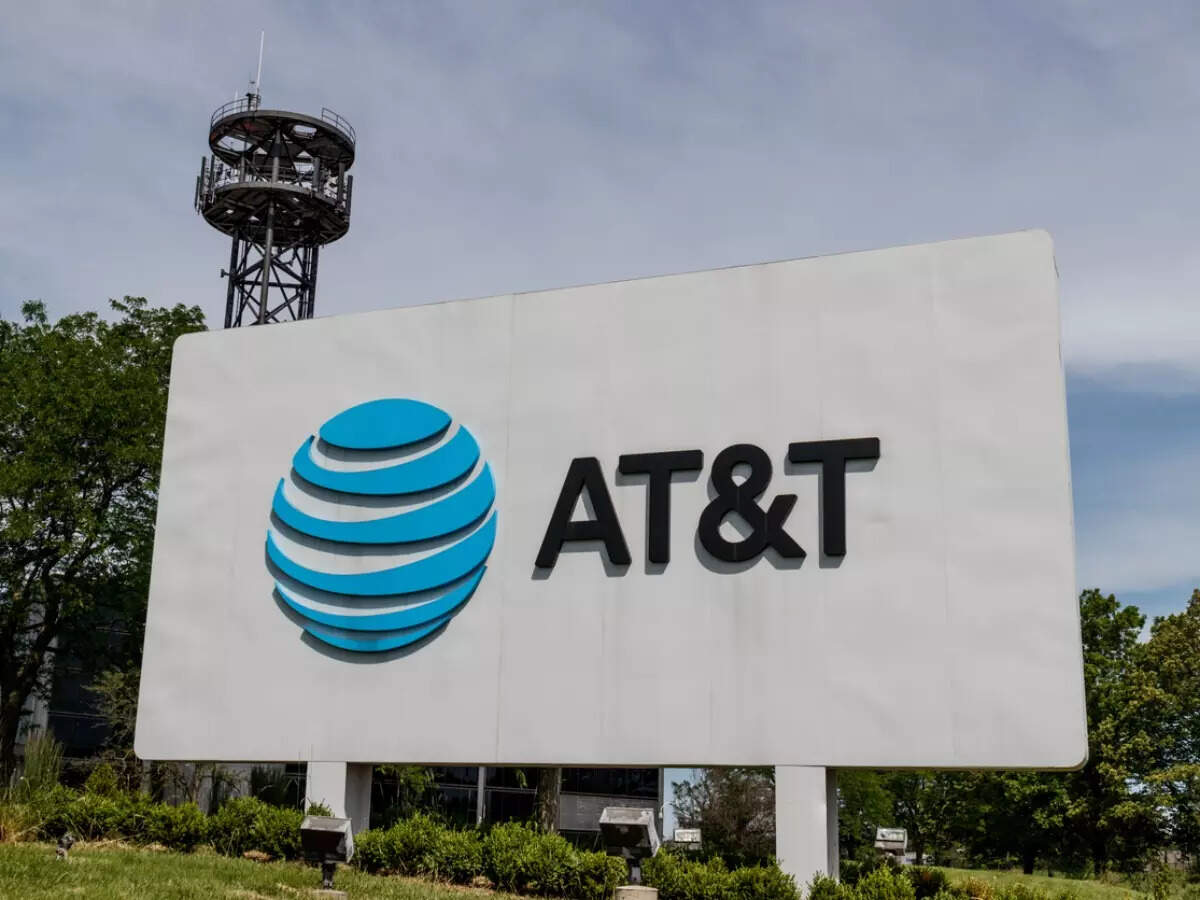 AT&T forecasts annual profit below estimates