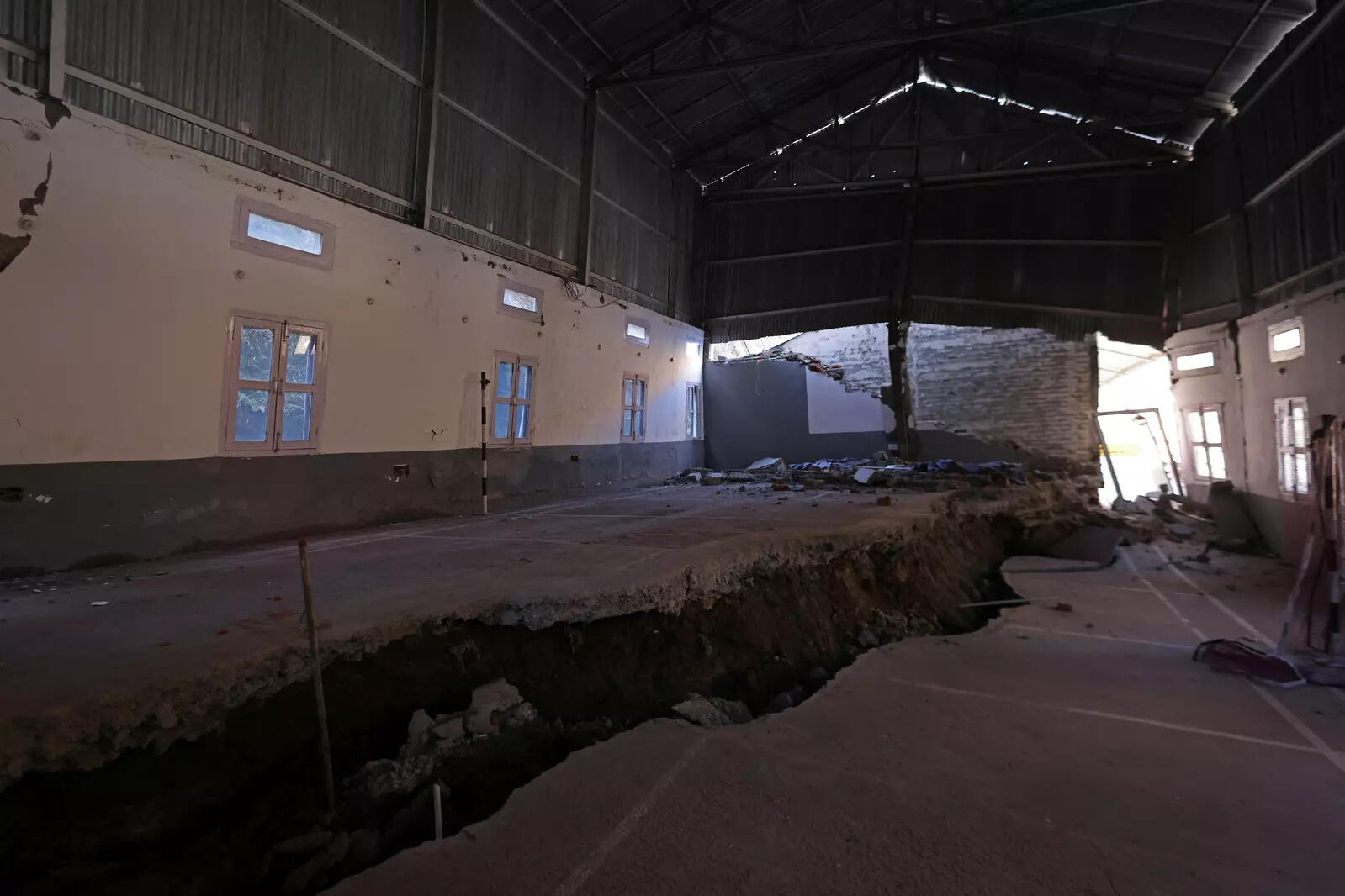  A large crack divides the floor of a badminton court floor, which was part of a residential complex for workers at Jaypee, a construction and power company, in Joshimath, in the northern state of Uttarakhand, India, January 15, 2023.  REUTERS/Anushree Fadnavis