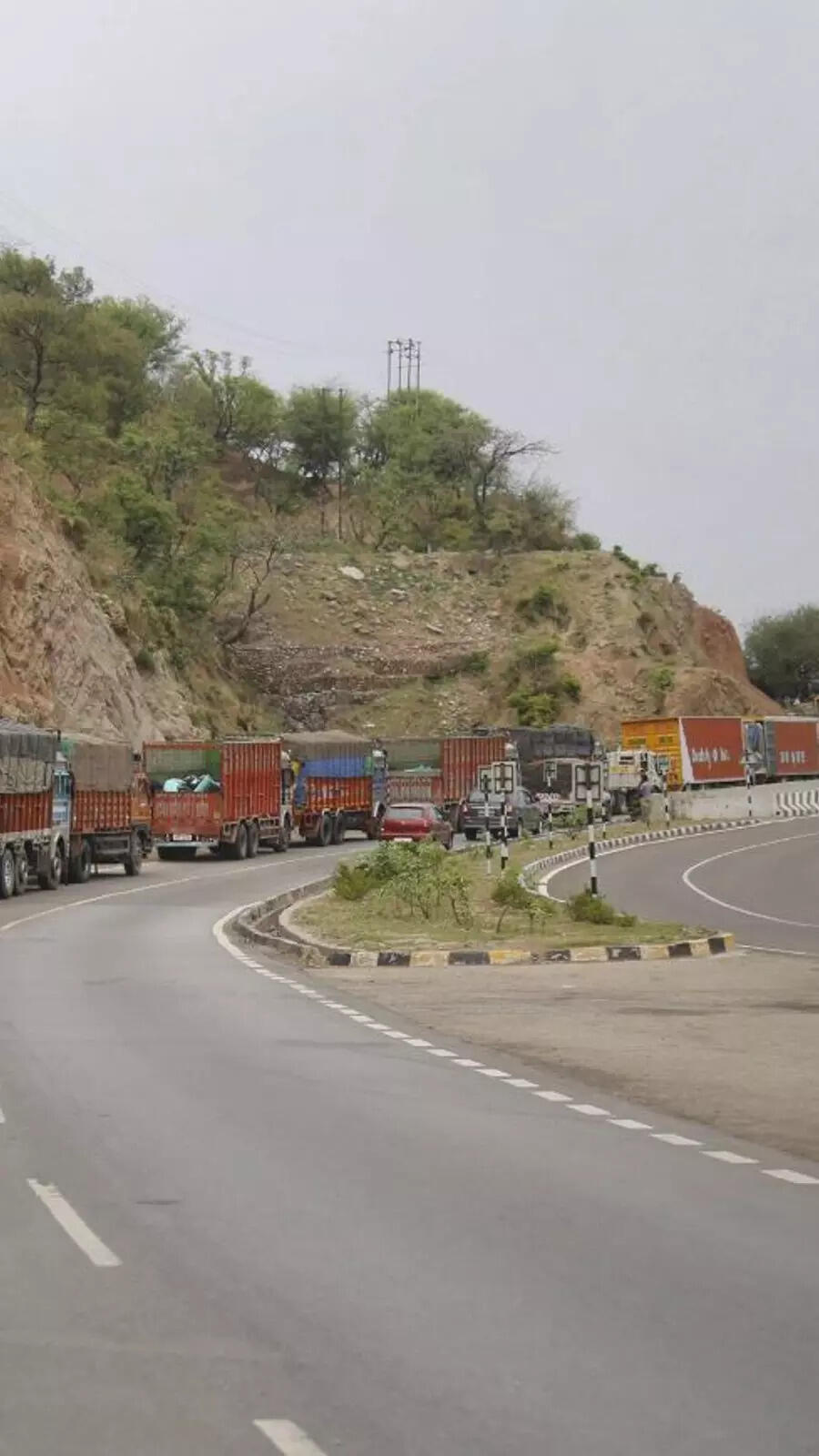  The stretch witnesses heavy traffic in the absence of lane discipline, presence of mixed traffic, more number of non-motorised traffic and clogged junctions in different parts.