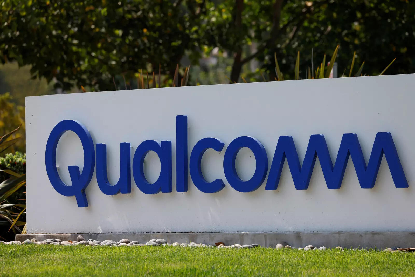  FILE PHOTO: A Qualcomm sign is shown outside one of the company's many buildings in San Diego, California, U.S., September 17, 2020. REUTERS/Mike Blake