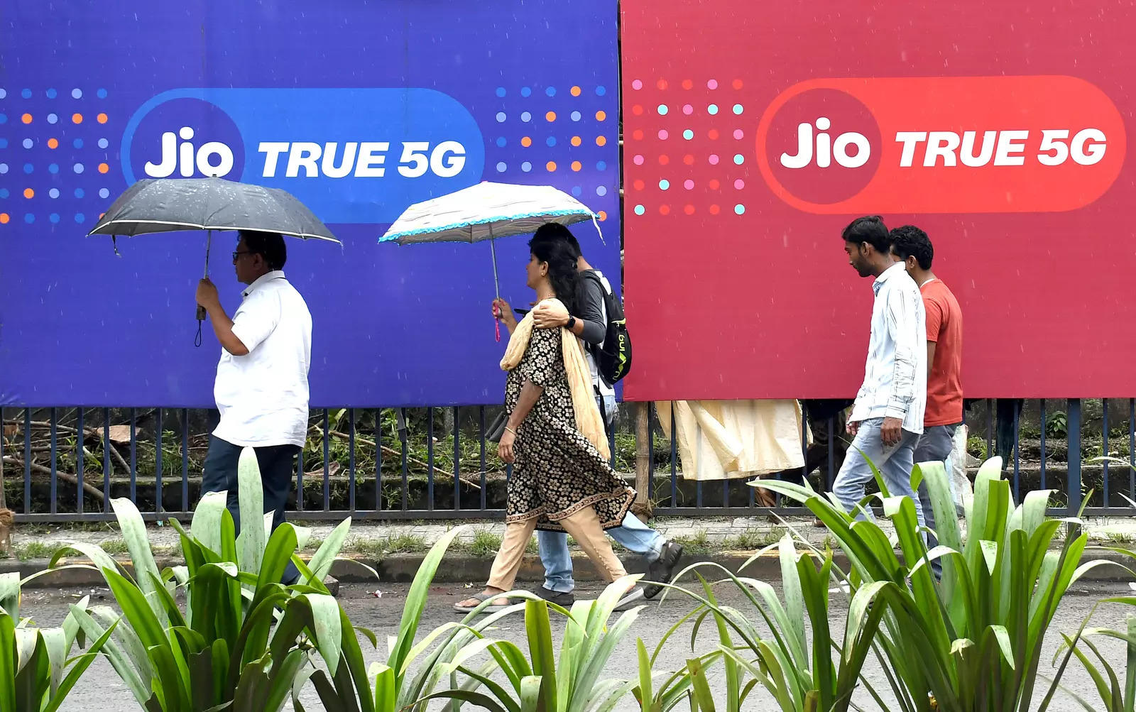Jio to become world's largest 5G standalone only network in 2023 with  affordable services: Oommen, ET Telecom