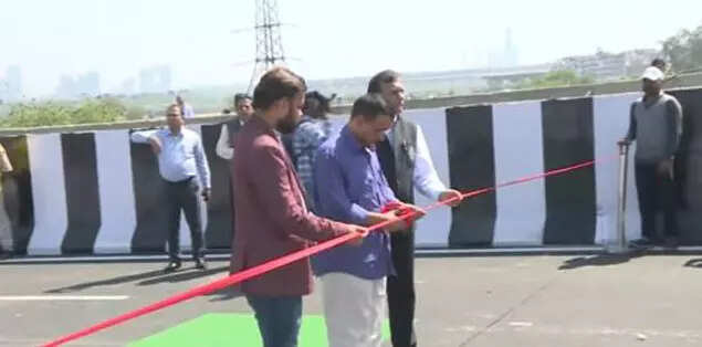  Arvind Kejriwal inaugurates Delhi's Ashram flyover extension.