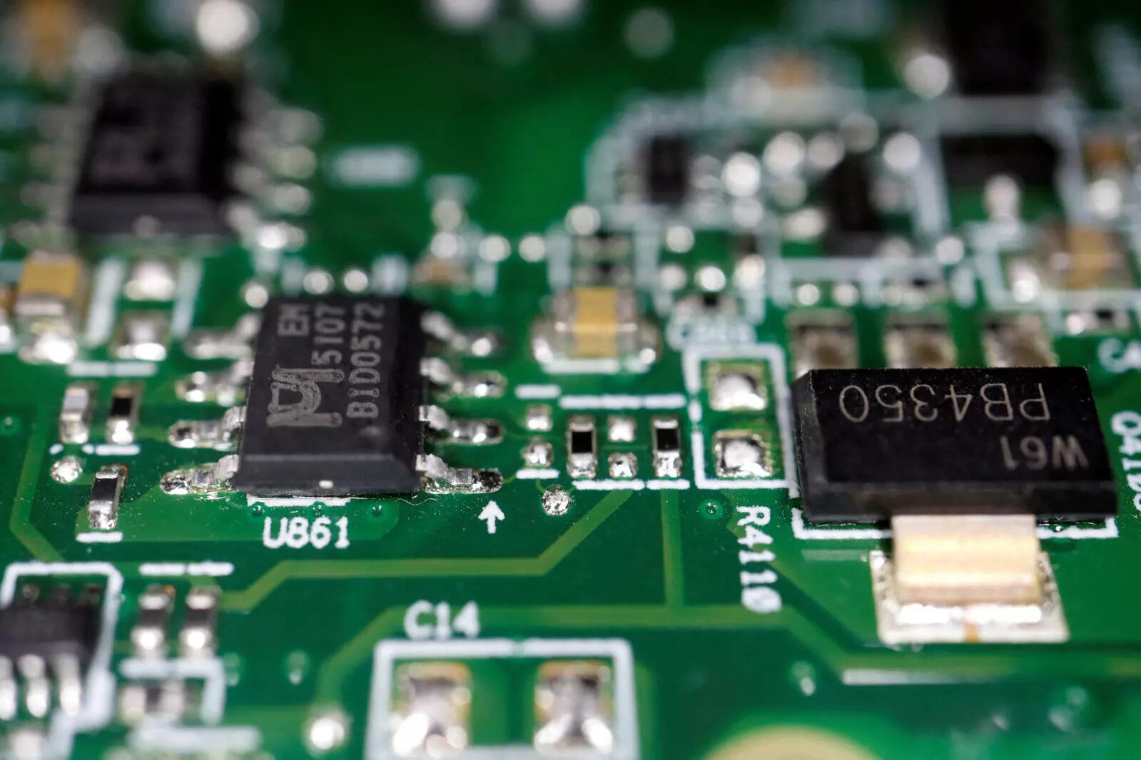  FILE PHOTO: Semiconductor chips are seen on a printed circuit board in this illustration picture taken February 17, 2023. REUTERS/Florence Lo/Illustration