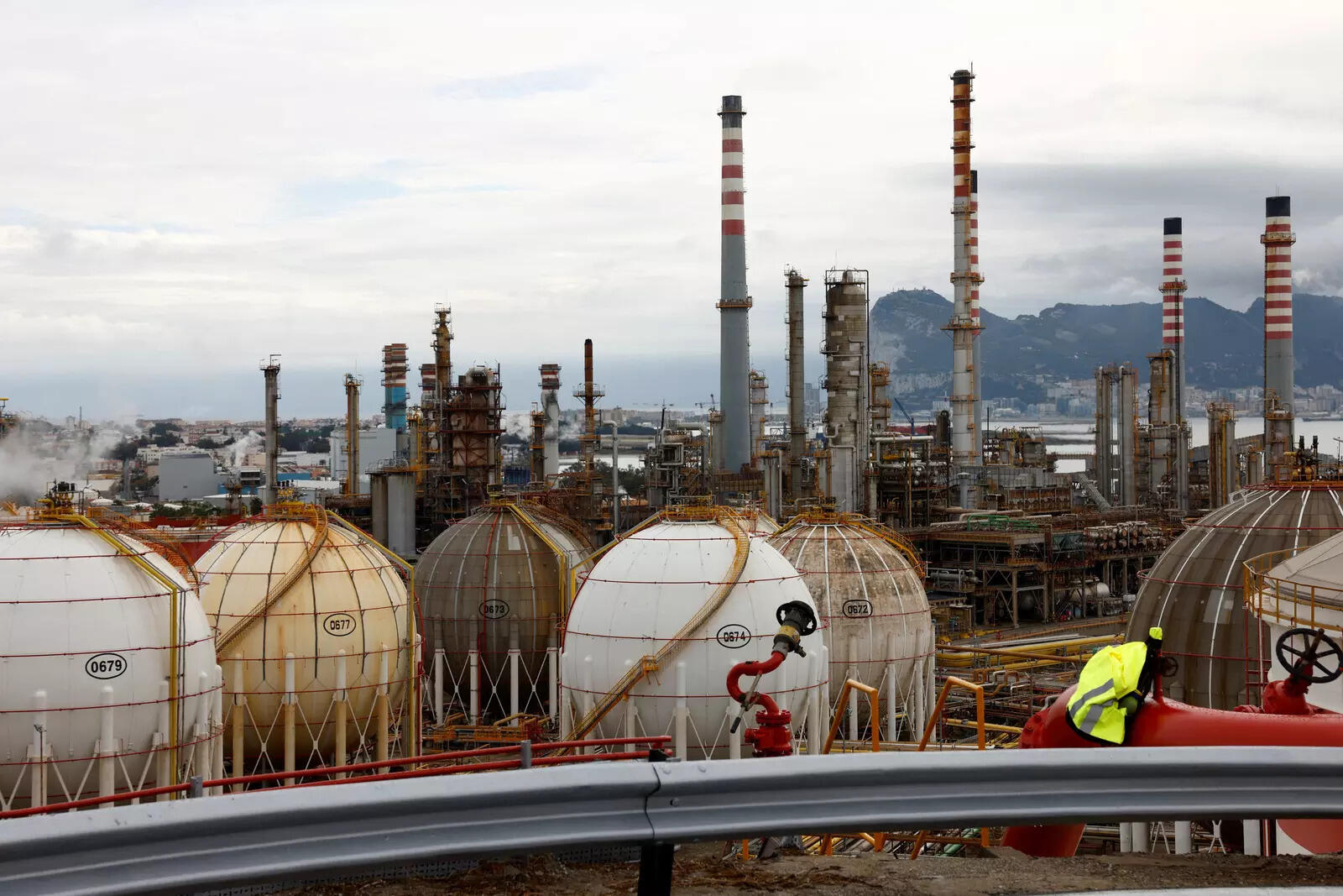 <p>The plant will produce green power 24/7 feeding into the grid... The annual electric production will be 178 GWh, providing electricity to more than 220,000 inhabitants.</p>