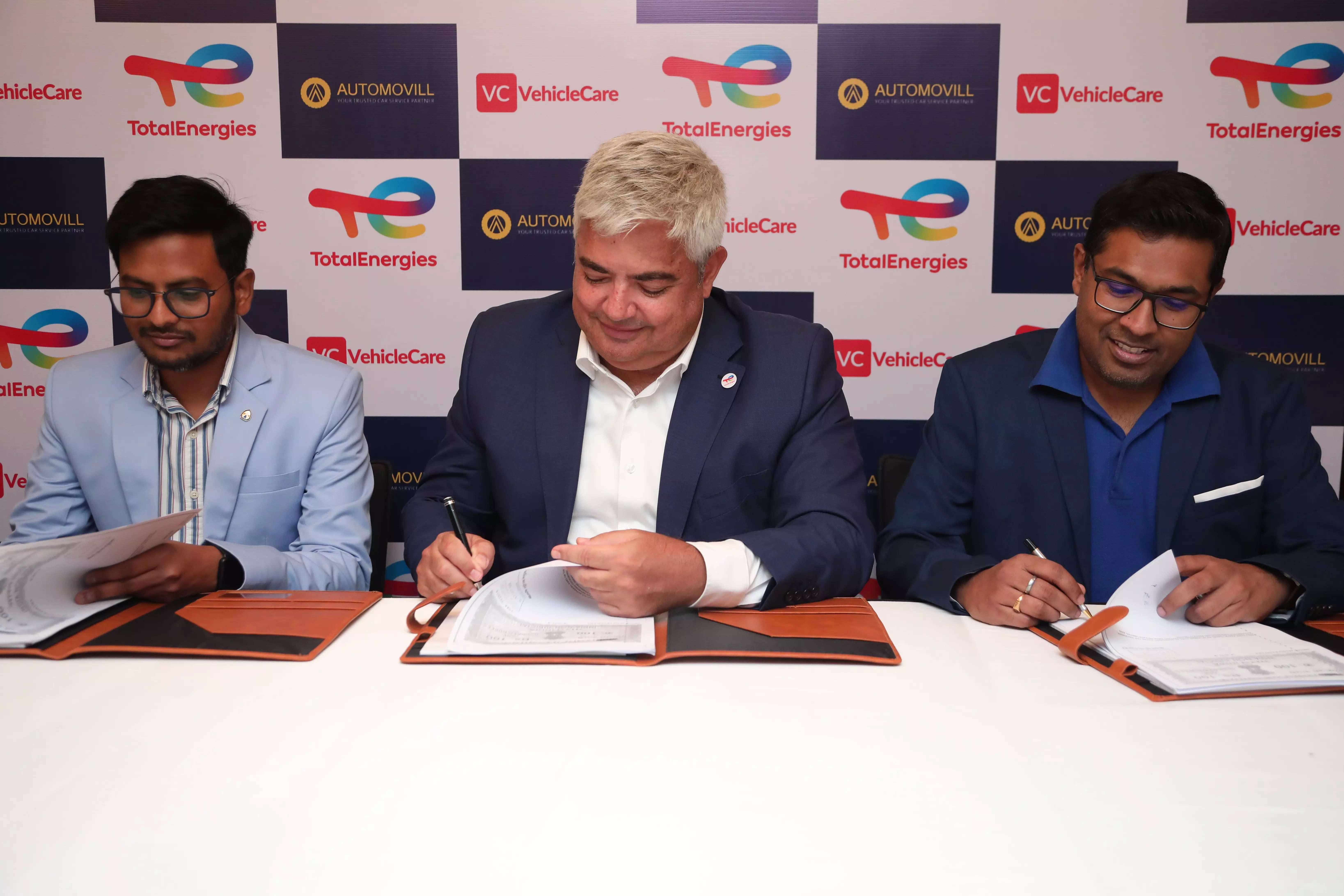 

<p>(L-R) Arvind Verma – CEO, VehicleCare, Olivier Sabrié – Chairman & Managing Director of TEMIPL & Mridu Mahendra Das – CEO of Automovil at the partnership sign.</p>
<p>“/><figcaption class=