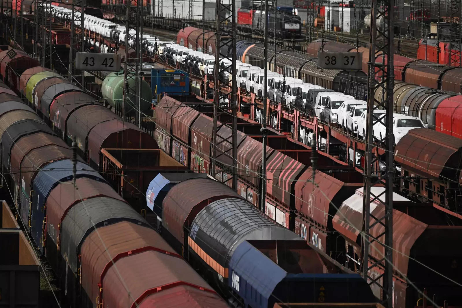 CAG raises safety concerns over 3.3 lakh wagons being operated without NCO approval