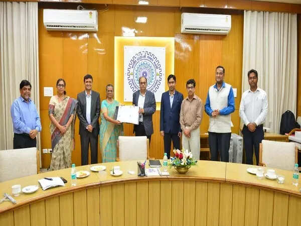 <p>IITRDF, GIC Re sign MoU for development of Semi-Transparent Perovskite Solar Cells.</p>