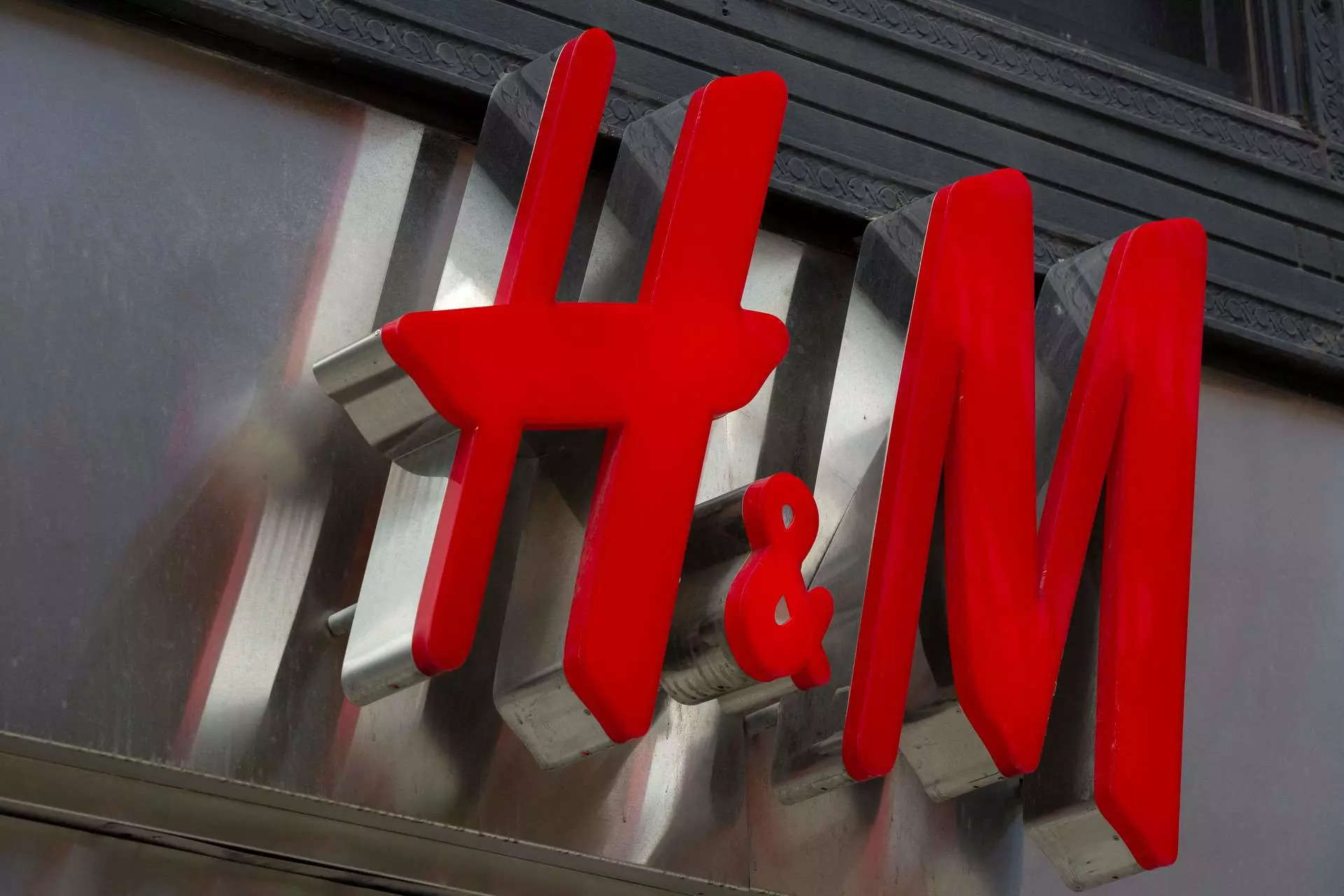 Fashion retailer H&M posts surprise Dec-Feb profit