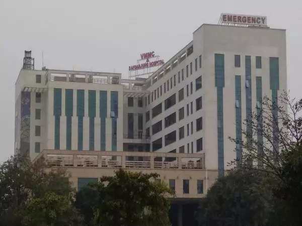 <p>Delhi: Safdarjung Hospital neurosurgeon among five held by CBI for illegal practices</p>