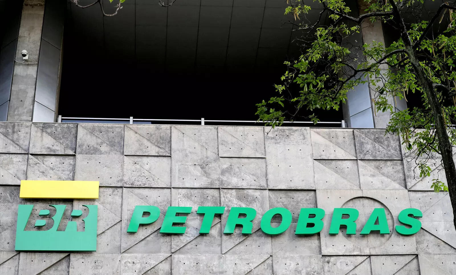 <p>Petrobras' new executive board was sworn in last week, and the new board of directors will be voted on at the end of this month, when a shareholders' meeting will take place.</p>