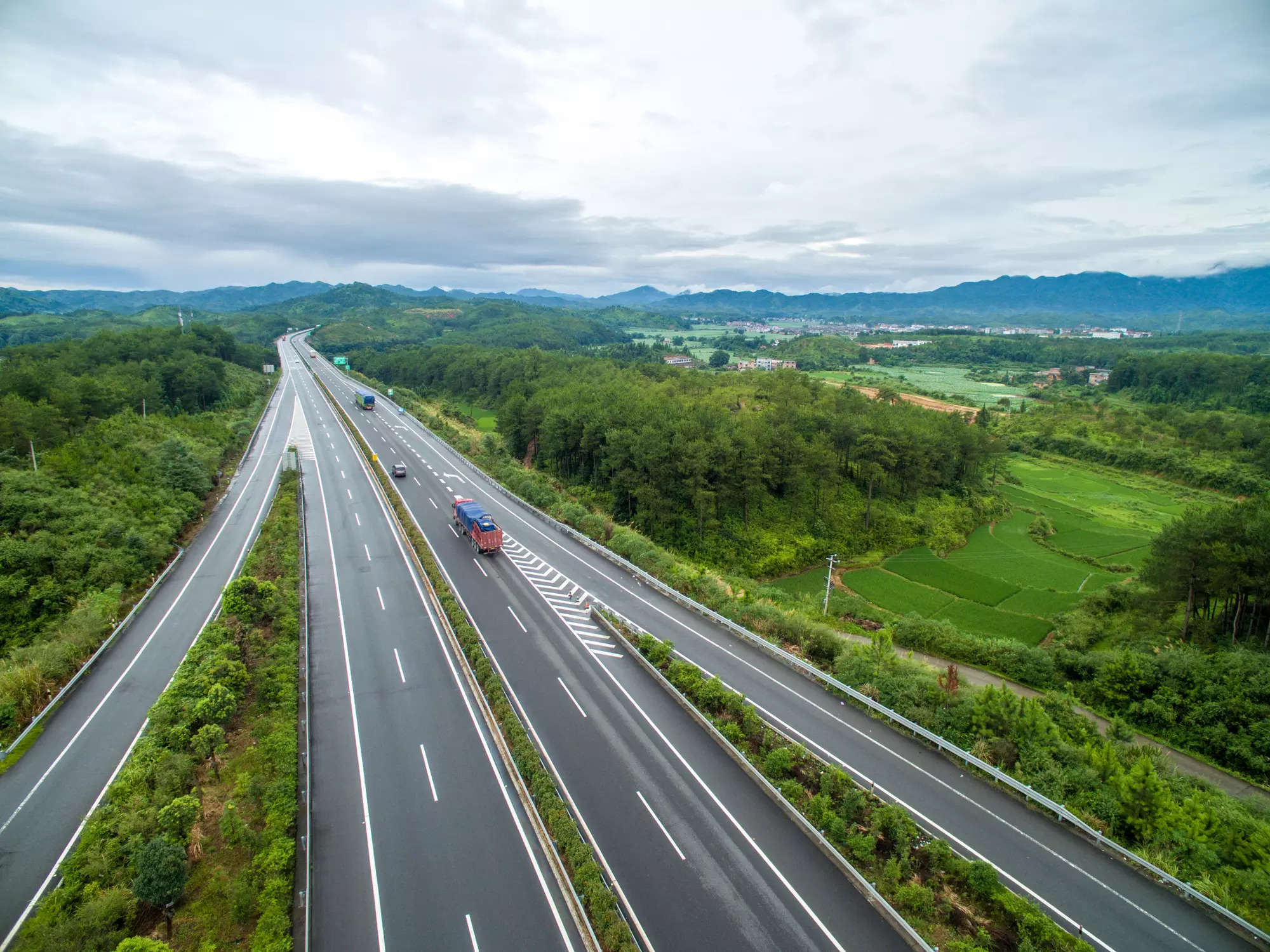 <p>Despite the possibility of a worldwide economic recession, India is expected to speed up highway construction this fiscal year, building the longest road ever in a single year.</p>