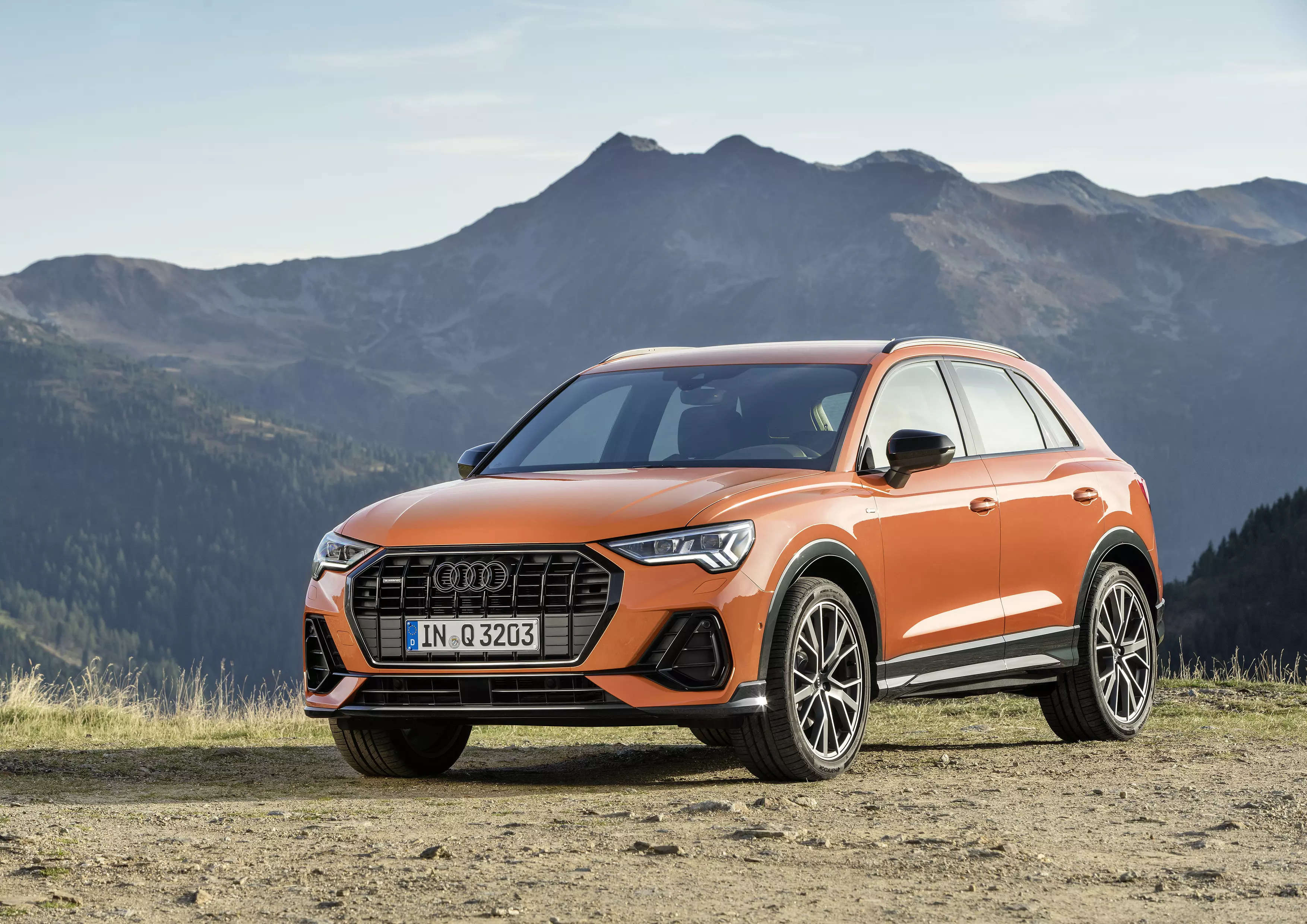 Новые три. Audi q3 2019. Ауди q3 2019. Ауди q3 2020. Ауди ку 3 2019.