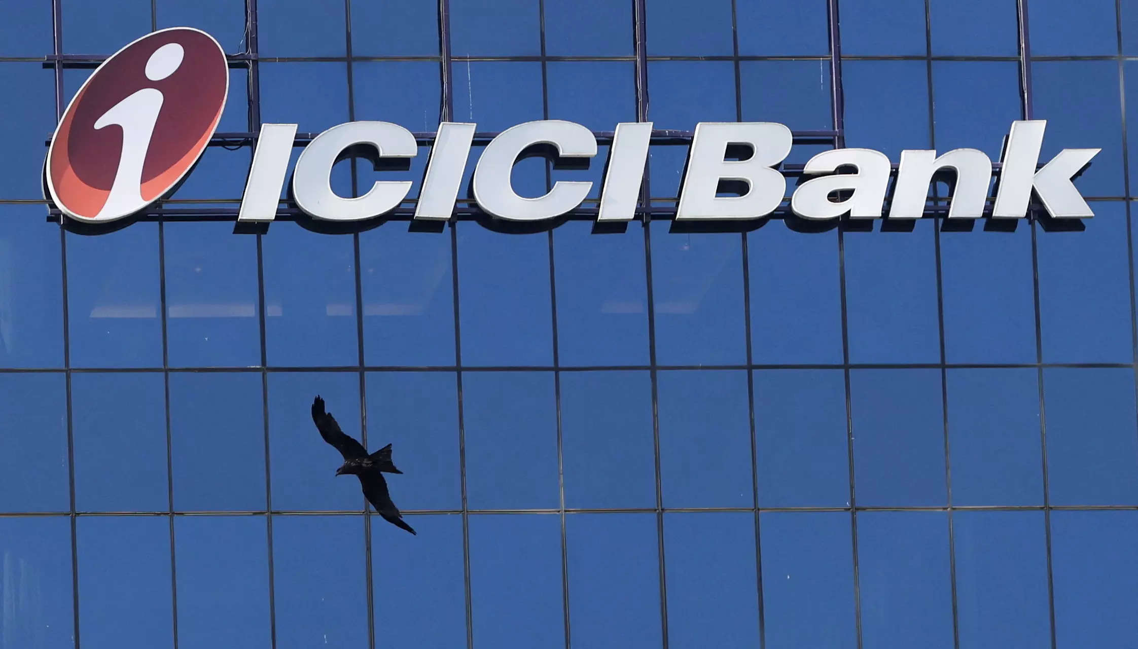 ICICI Bank Stock Analysis: A Cautious Approach Amidst Mixed Financials