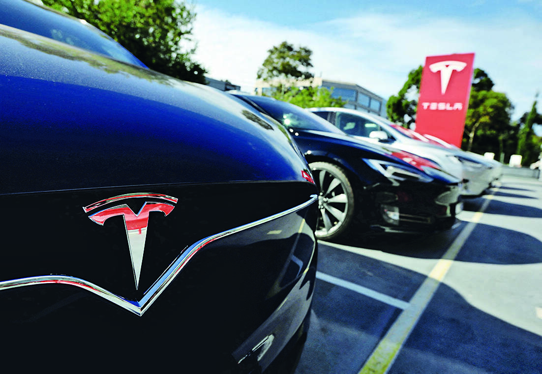 <p>Tesla Shares Drop as Musk Cuts Prices Again Ahead of Earnings<br /></p>