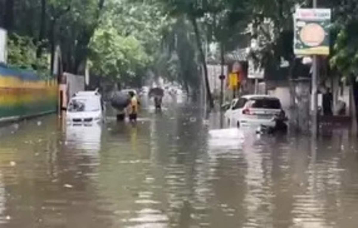 Heavy rains hit operations at Mumbai Airport, 27 flights diverted, ET ...