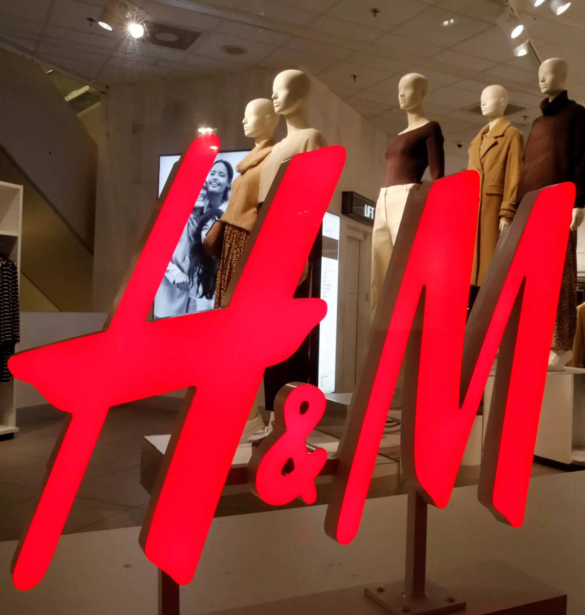 H&M to sell second-hand clothes at London store