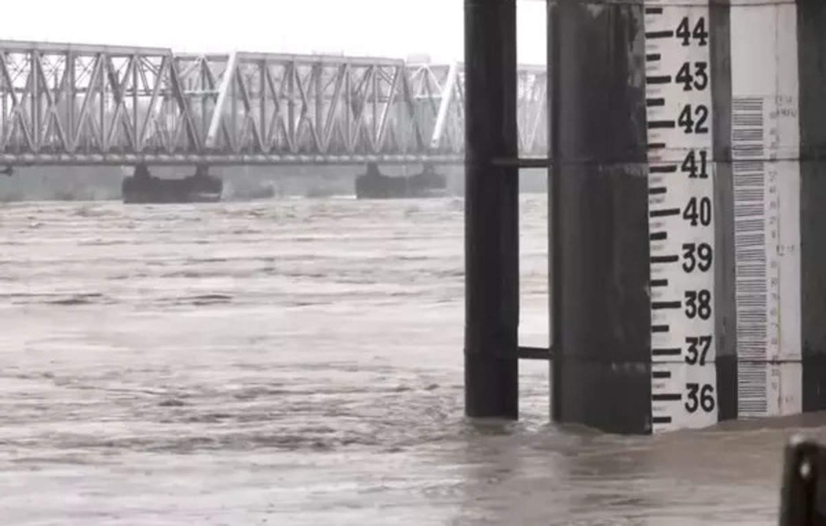 Narmada river floods halt Mumbai-Ahmedabad train traffic for 12 hours