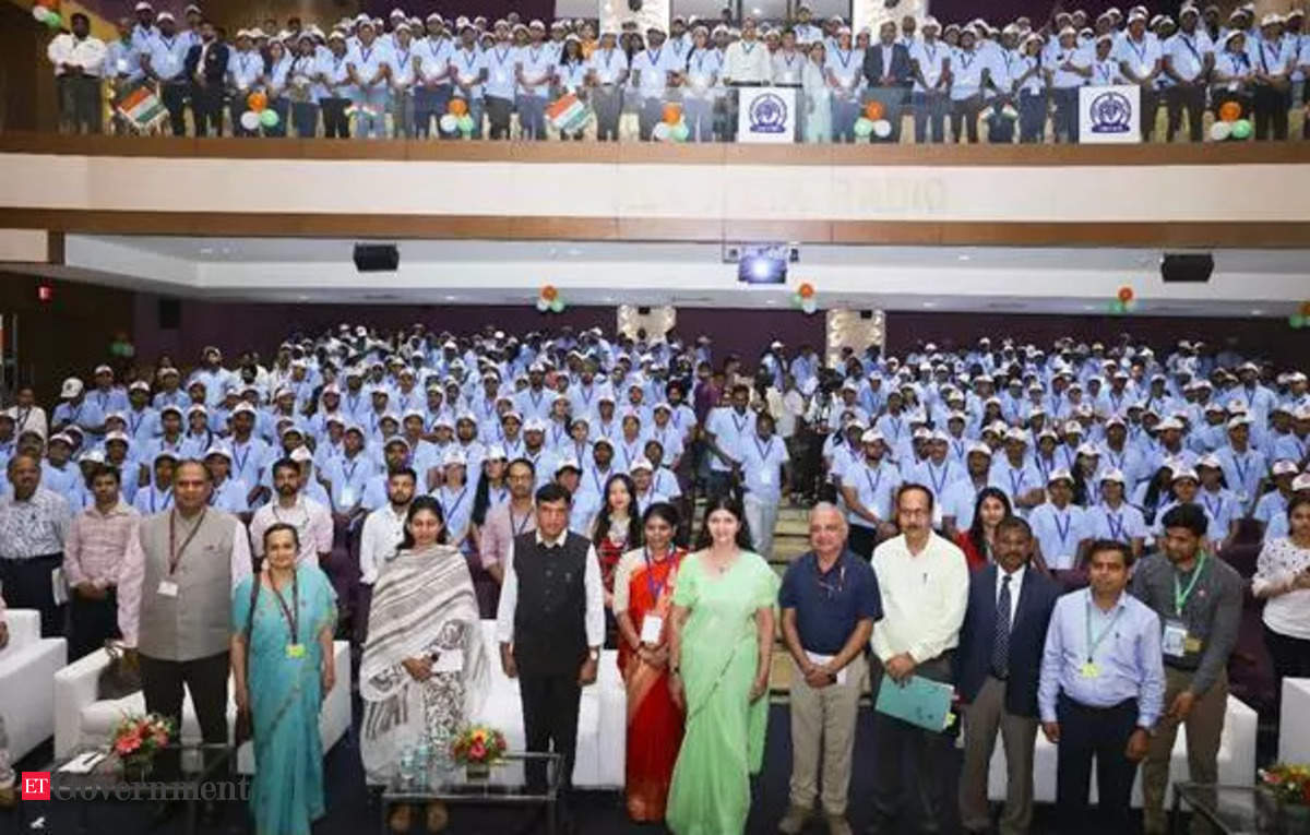 मंडाविया, रक्षा खडसे ने स्वतंत्रता दिवस समारोह में आमंत्रित युवा स्वयंसेवकों से बातचीत की – ईटी सरकार