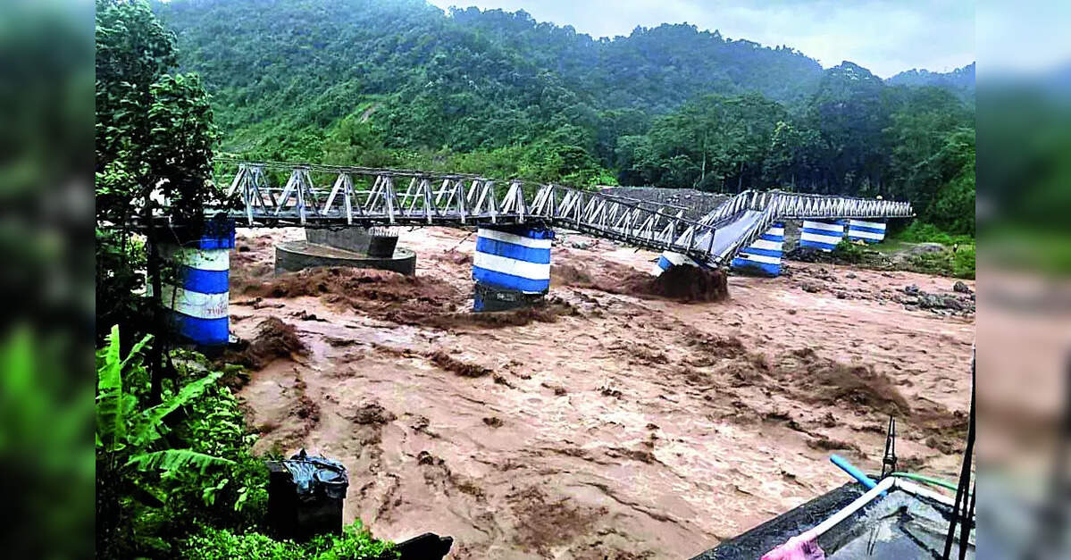 Tourists stranded as heavy rainfall, landslides ravage Darjeeling hills