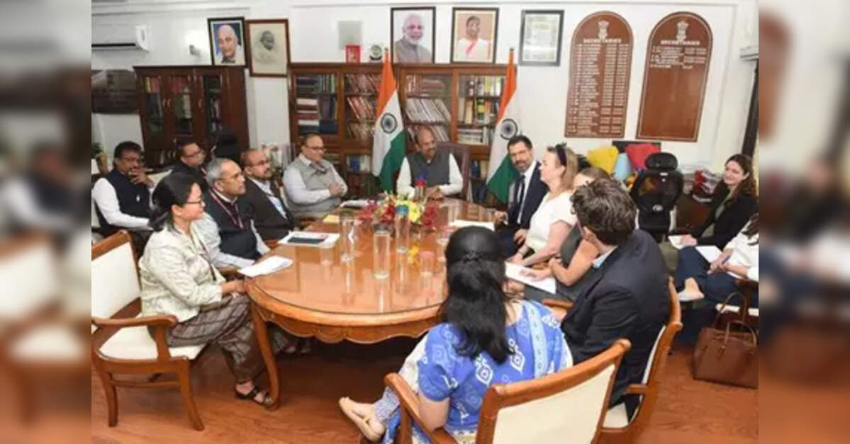 UK delegation discusses gender justice, drafting with Legislative Secretary