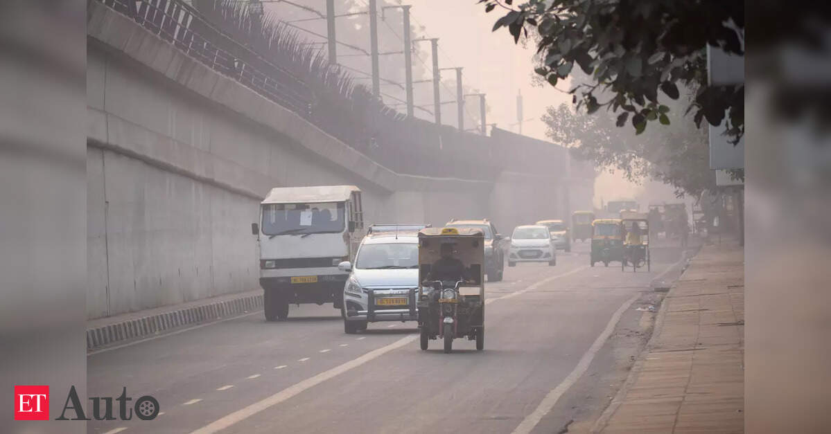 Delhi air quality shows slight improvement; CAQM holds off Stage 3 curbs