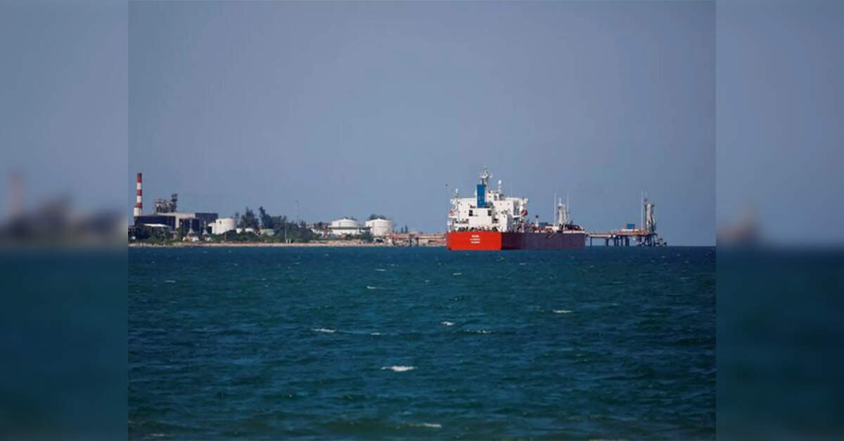US pursues sanctioned oil tanker near Venezuela after vessel refuses to stop