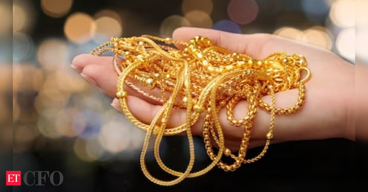 India gold premiums surge to decadal high on import tax hike anxiety