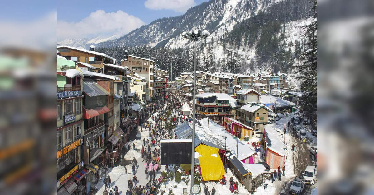 Tourists snowed in at Manali as roads blocked; more snowfall likely on Tuesday