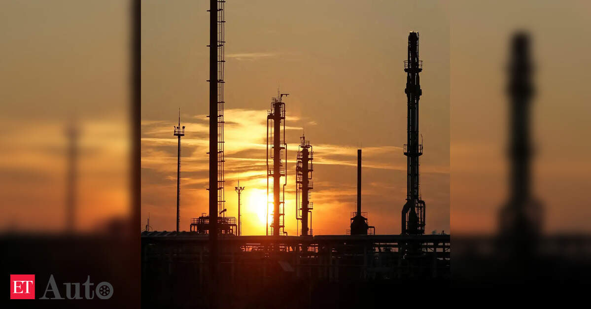 Oil Falls 3% on Easing Supply Concerns After US and Iran Agree to Talks