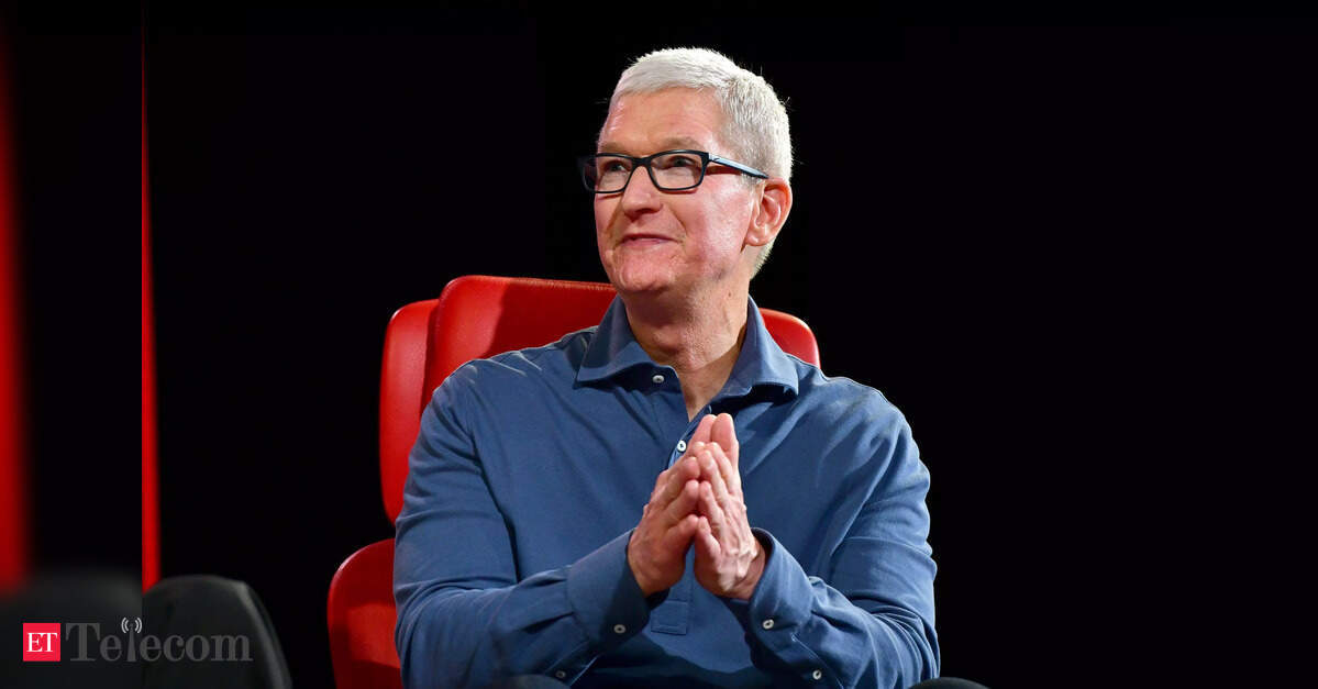 Apple shareholders reject call for report on China manufacturing risks