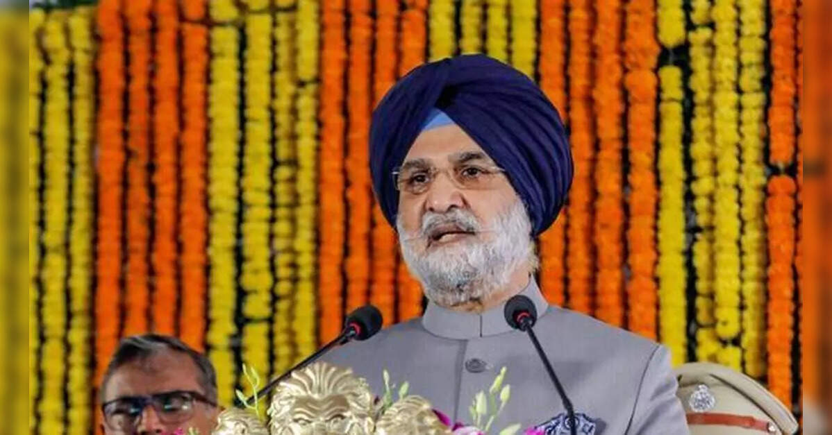 Delhi LG stresses stronger last-mile connectivity for Metro commuters