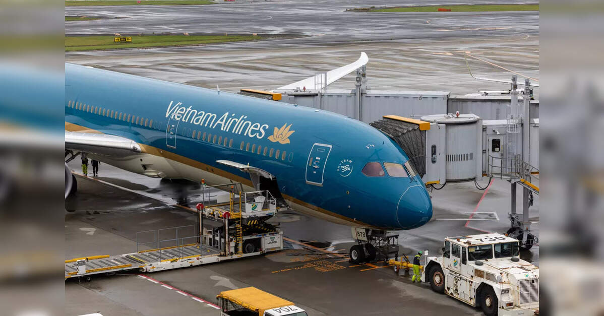 Vietnam Airlines plans domestic route cuts due to jet fuel shortage