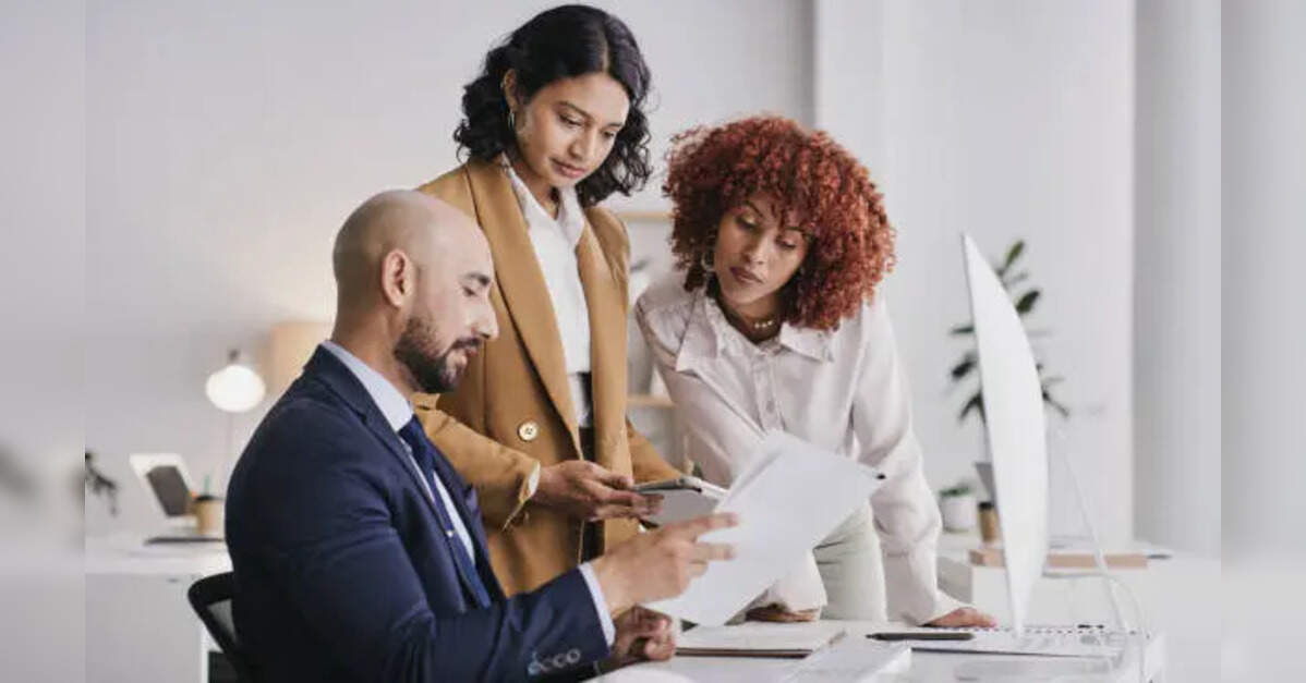 US jobless claims fall despite rising geopolitical risks, signalling steady labour market