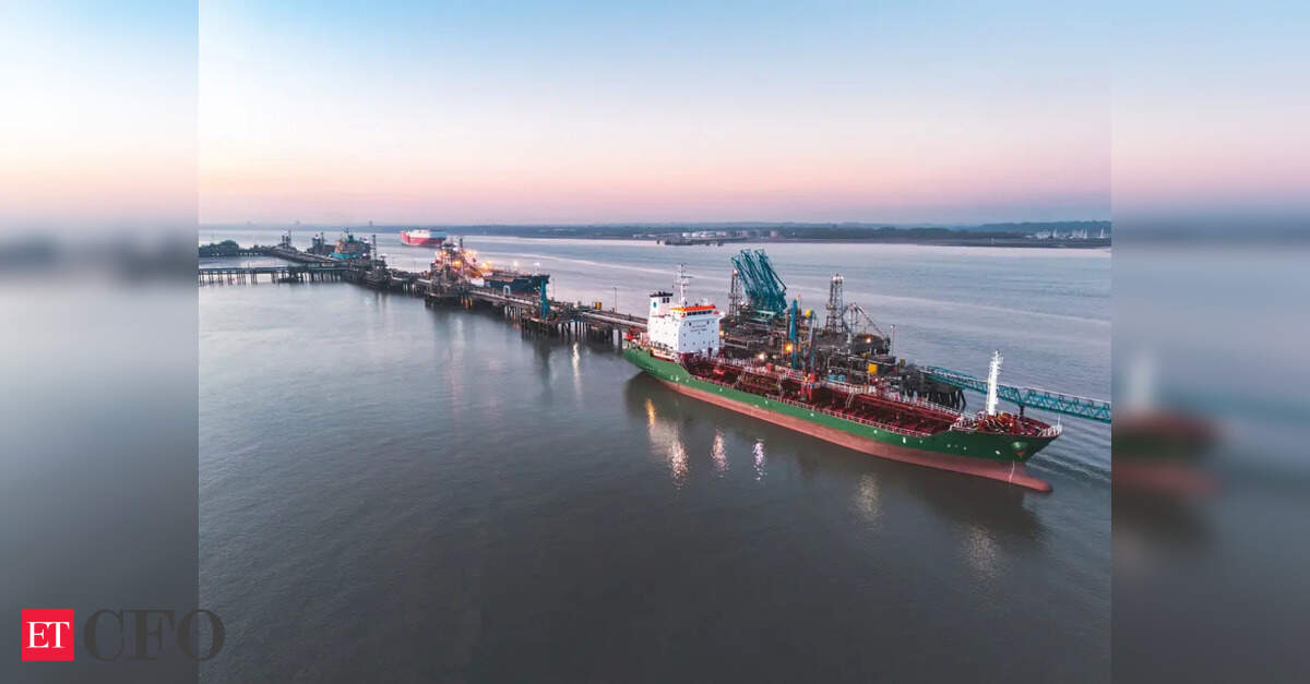 India permits Iranian oil tankers to berth for Reliance, sources say