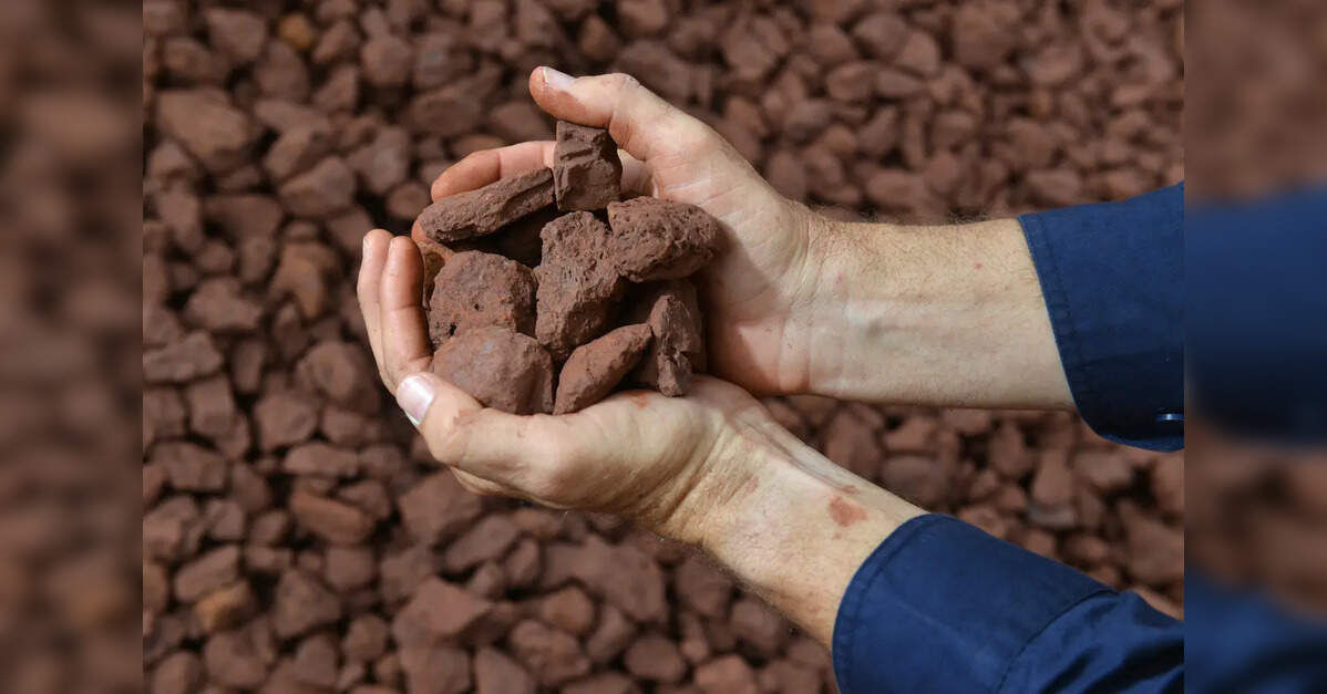 Iron ore snaps six-day slide on surging oil, feedstock demand