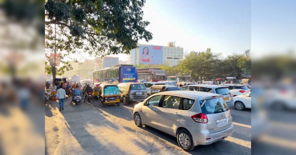 Relocated bus stand fails to ease Narayan Singh Circle traffic