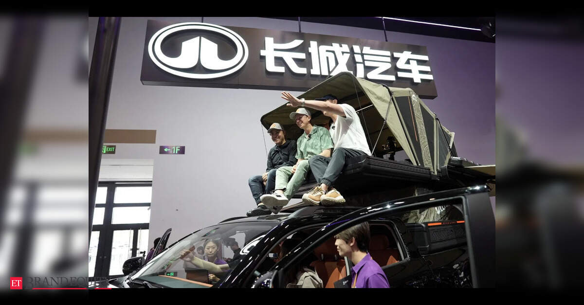 American YouTuber guides foreigners around Chinese cars U.S. buyers can't get