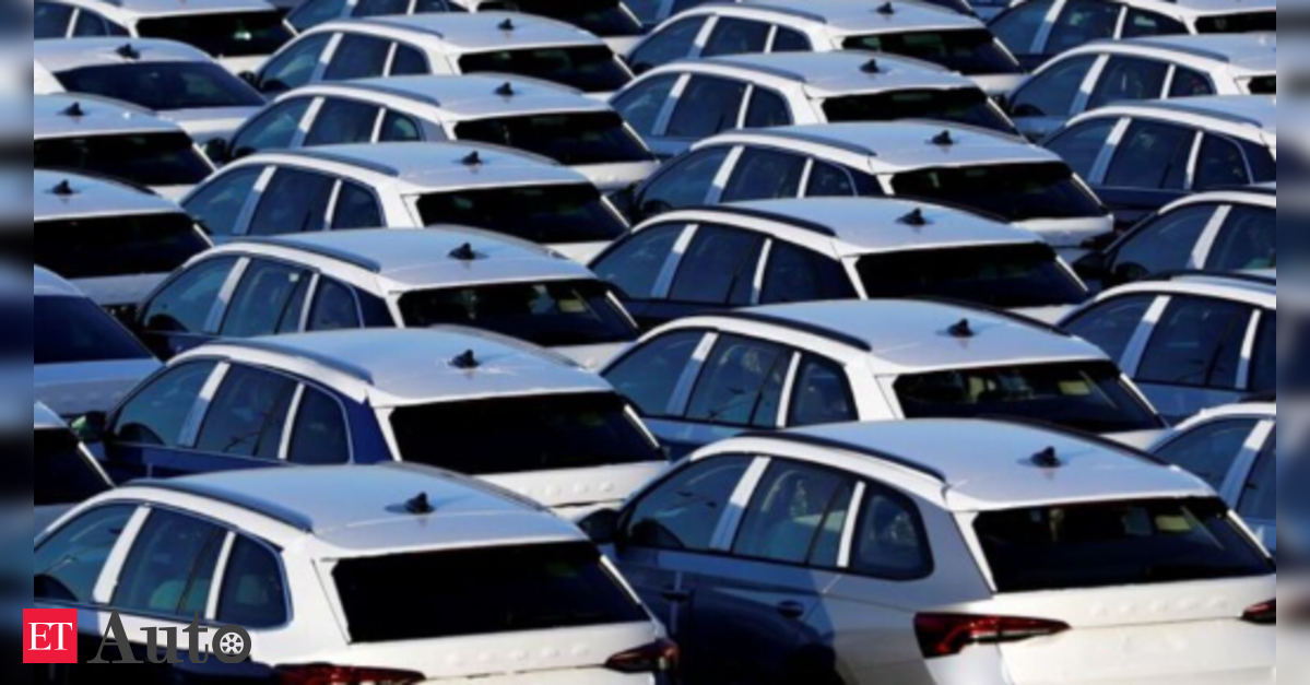 Shares in German carmakers fall after Trump tariff hike