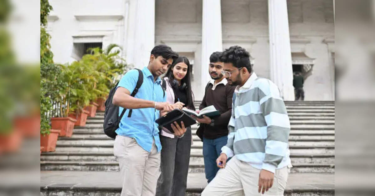 Most college seniors believe AI is shrinking entry-level jobs, survey finds