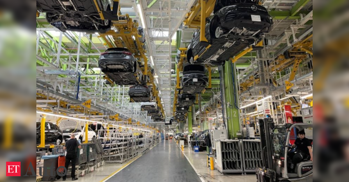 Mood darkens among German auto suppliers as investment, hiring fall, shows survey