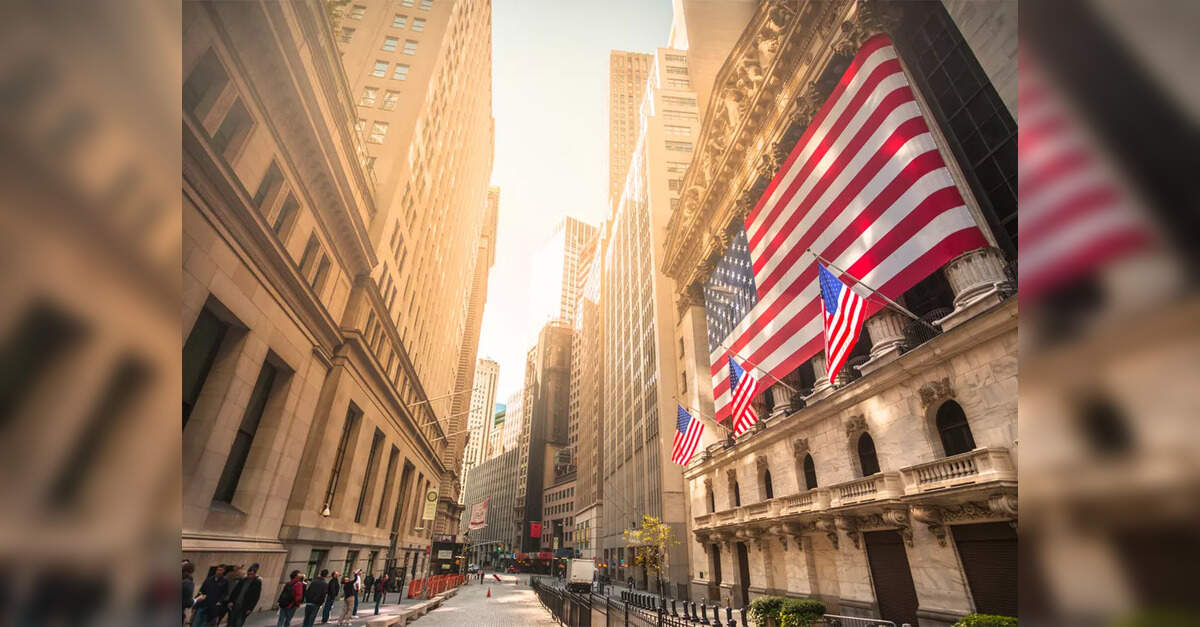US stocks tumble to multi-week lows on AI spending fears and rising oil prices