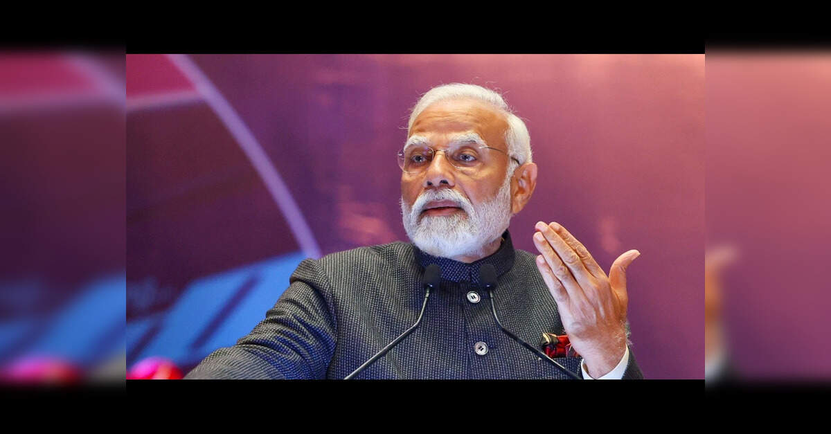Prime Minister Narendra Modi addressing a large hall of graduating students and faculty at a university convocation.