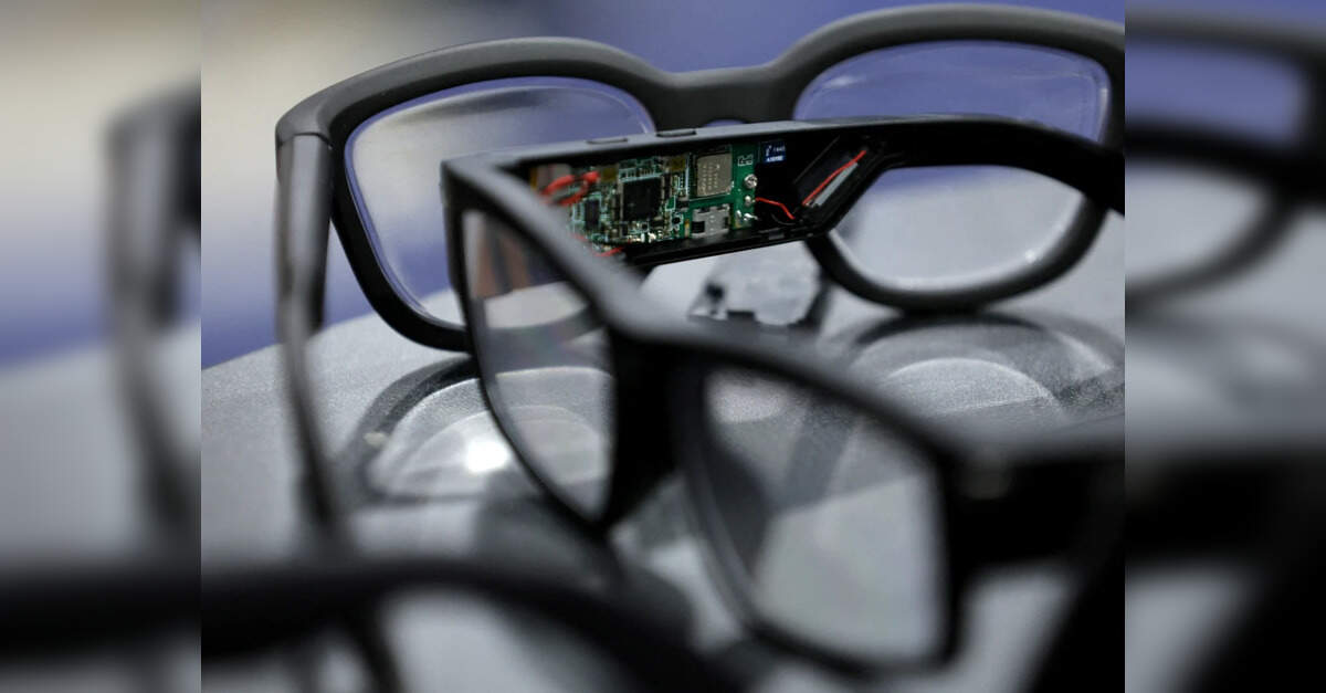 Australia considers banning the use of smart glasses in government workplaces