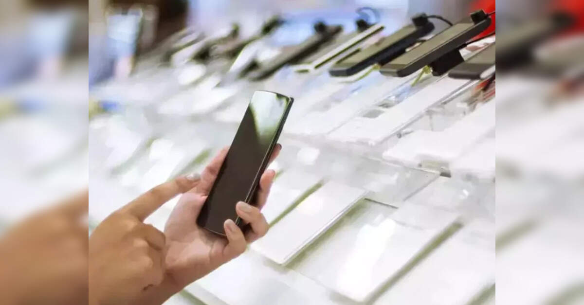 India Smartphone Shipments: India's Smartphone Shipments Plummet 20% ...